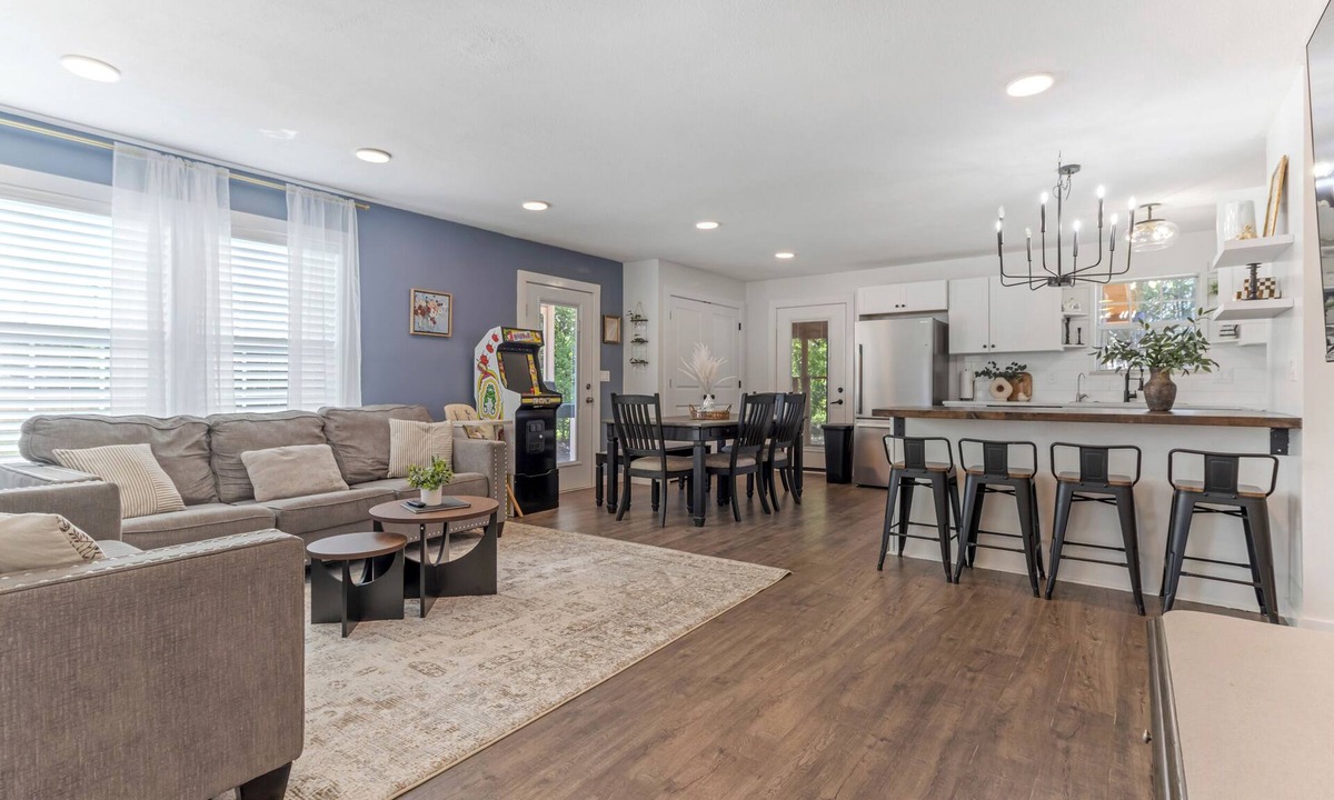 Boiling Springs House | Work & Play Retreat Sleeps 7 - BBQ, Arcade & Fresh Eggs
