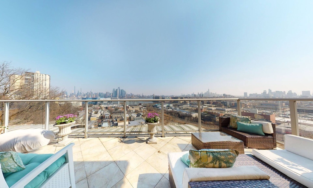 Union City Condo | World Cup Base: 15 Min to NYC & MetLife + 2 Private Parking Spots + NYC skyline