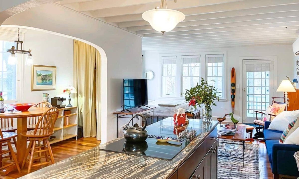 West Annapolis Cottage | Your Annapolis Waterfront retreat for a weekend or any-day getaway! Great lodging for Plebe Parent's Weekend - and all your USNA activities.