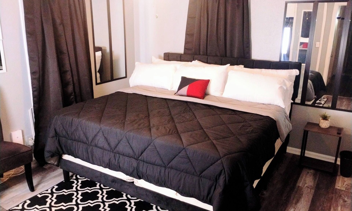 Kansas City House | Your Cozy Home Away From Home, Sleeps 6, Full Kitchen, Workspace, 65 In TV's