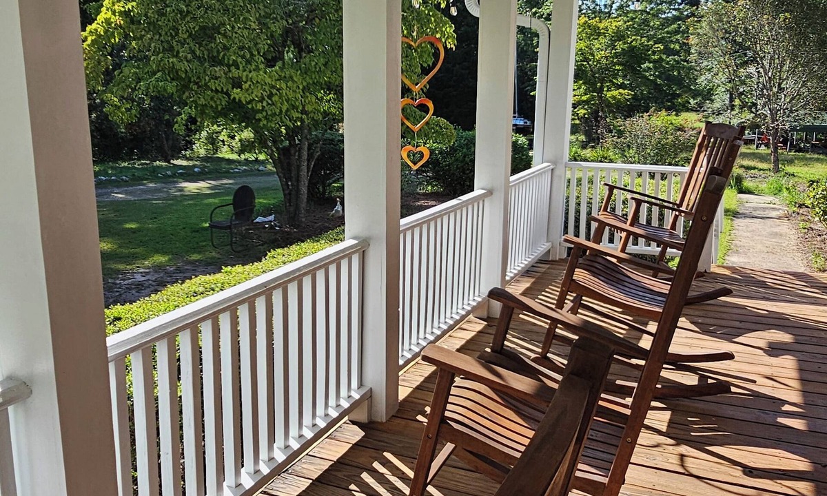 Mountville House | Your Own Private Paradise - Charming 3-bedroom Farmhouse with Private Pool