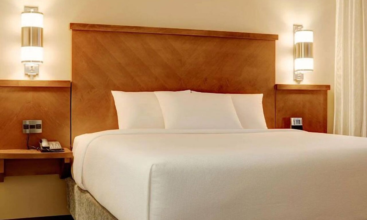 St. Johns Hotel | Zilker Metropolitan Park Tour! Pets Allowed, Swimming Pool, FREE Parking!