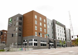 2-Star Hotel ∙ Holiday Inn Express & Suites - Omaha Downtown - Airport, an IHG Hotel
