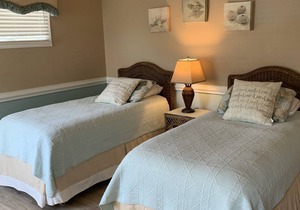 Beach Block, Professionally Decorated 4Bed/3.5 Bath with 2 Master Suites
