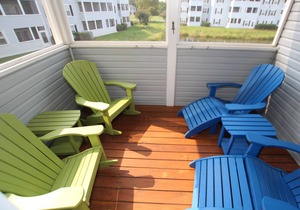 Beautifully renovated 2 Bedroom, 2nd floor unit with access to a community pool.