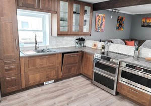 Beautifully Updated West Plaza Home. 3bd 2bth, w/2 Cal King. Perfect location!
