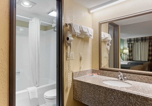 Econo Lodge Belton - Kansas City South