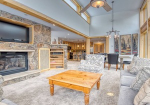 Spacious 3BR Mountain Lodge Stone Fireplace Vaulted Ceilings & Mountain View in Vail