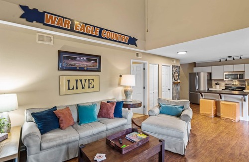 Auburn House | 0.2 Miles to Downtown Auburn! Pet friendly AU Townhome Sleeps 10!