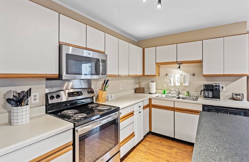 Auburn House | 0.2 Miles to Downtown Auburn! Pet friendly AU Townhome Sleeps 10!