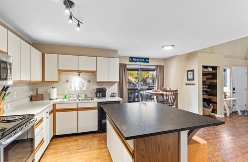 Auburn House | 0.2 Miles to Downtown Auburn! Pet friendly AU Townhome Sleeps 10!