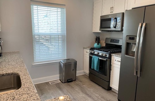 North End House | 1.5 Blocks to Beach! Upscale 4BR/2BA Side-by-Side w/ELEVATOR-North Boardwalk