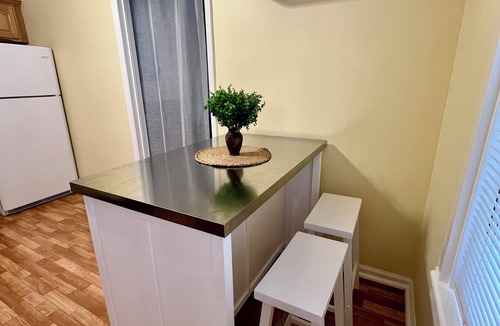 Wall House | 1.5 blocks to beach, sleeps 4, front porch & beach passes! Charming & spacious
