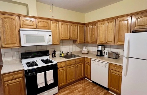 Wall House | 1.5 blocks to beach, sleeps 4, front porch & beach passes! Charming & spacious