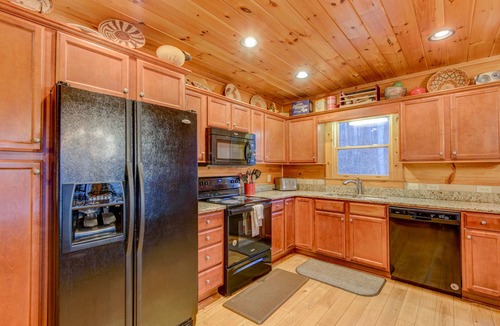 Boone Cabin | 1 Abundant Life - hot tub, game room, near Boone & golf course