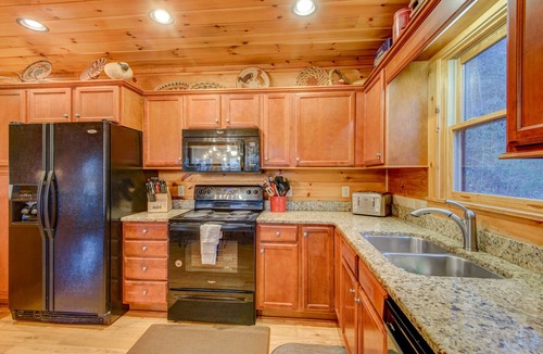 Boone Cabin | 1 Abundant Life - hot tub, game room, near Boone & golf course