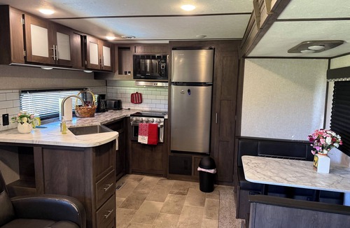 Waveland House | 1-bdrm 32 ft RV sleeps 6. Mt. Magazine in view and Blue Mtn Lake within 5 miles.