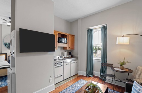 Olde Town Augusta Apartment | 1 Bedroom, 1 Bathroom suite in Downtown Augusta. The sleeping arrangements for this unit are two queen beds and a pull-out couch in the living room.