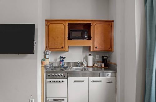 Olde Town Augusta Apartment | 1 Bedroom, 1 Bathroom suite in Downtown Augusta. The sleeping arrangements for this unit are two queen beds and a pull-out couch in the living room.