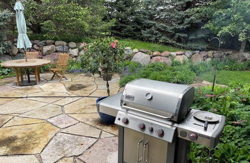 West Des Moines House | 1-bedroom, 3 Gig-Fiber WiFi, timbered/view setting in WDM near RecPlex/DMU