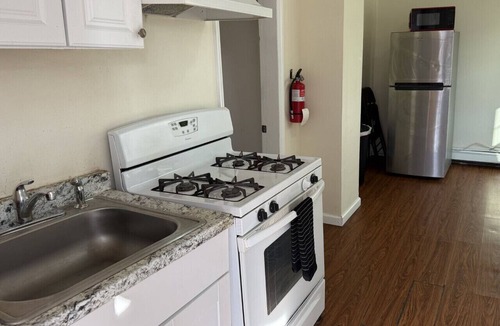 Perth Amboy Apartment | 1-bedroom apartment, private entrance, MetLife Stadium 35 minutes