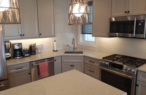 North End Condo | 1 BLOCK FROM BEACH! TV, INTERNET, WELL EQUIPPED!