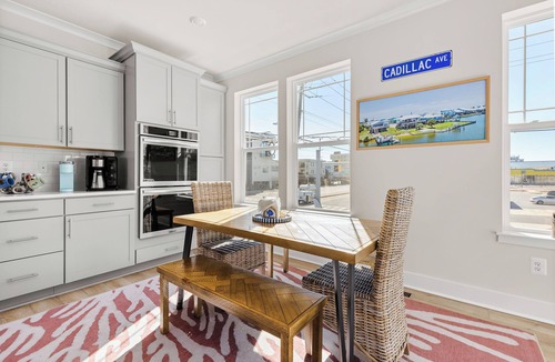 Caine Woods House | 1 block to beach, arcade games, walk to restaurants water park, mini golf,&more!