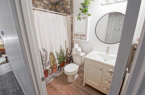 Oread Apartment | [1] Chic & Cozy Retreat Walk to KU/Mass/Dining!