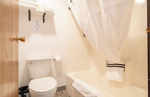 Pinnacles Entrance Badlands Hotel | 1-Hansen Inn & Cabins, Room, Double Queen, Ground Floor, No Pets, No Smoking