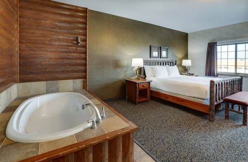 Sioux City Hotel | 1 King Bed | Central Location | Rustic Theme Suite, w/Whirlpool in Stoney Creek