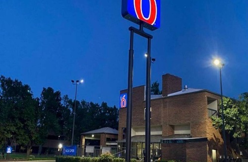 Central Oklahoma City Apartment | 1 King Bed | Mob Acc RI Shwr Nsmk Micfridg