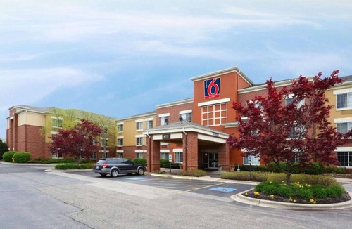Vernon Hills Apartment | 1 King Bed | Non-Smoking, Kitchen, Shower