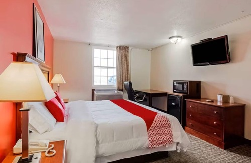 Morton Hotel | 1 King Bed Room – Convenient I-74 Access in Morton Perfect for Business Travels