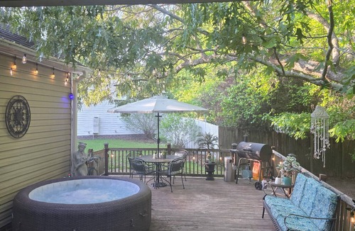 Westgate House | 1 King suite 2 queen's bedroom lfamily home great location!