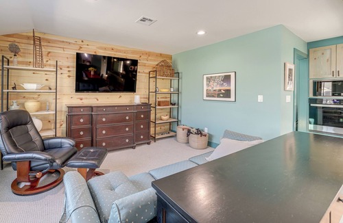 Turner Park House | 1 Mi to Campus: Modern Tulsa Home w/Private Yard