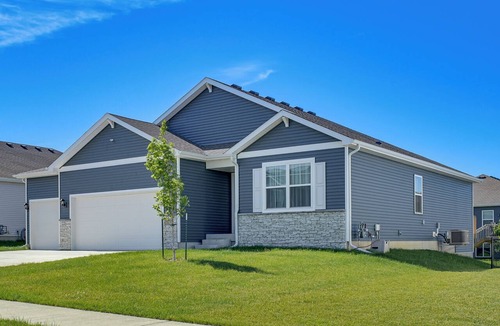 Waukee House | 1 Mi to Golf: Quiet Waukee Home w/Fireplace!