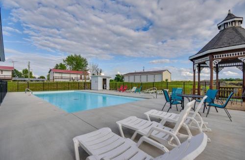 Stoutsville House | 1 Mi to Mark Twain Lake: Cabin w/Community Pool