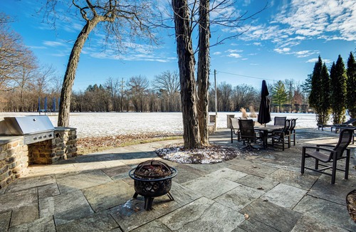 Northbrook House | 1 Mi to Metra: Estate w/Theater, Game Room & More
