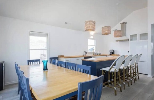 Ocean Sands House | 1 min private beach walk. Stylishly renovated with beach views! Hot tub & pool!