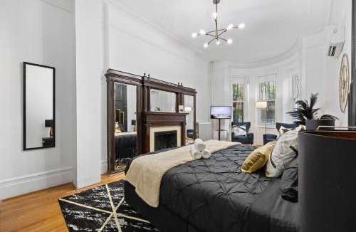 Upper Manhattan Apartment | 1 Min to Subway, King Bed Luxurious Airy Space Patio at "Vintage Luxe"