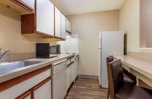 Executive Park Apartment | 1 Queen Bed | Non-Smoking, Micfridge