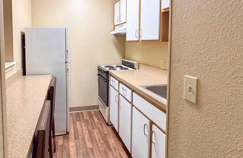 Greenville - Spartanburg Apartment | 1 Queen Bed | Non-Smoking, Micfridge