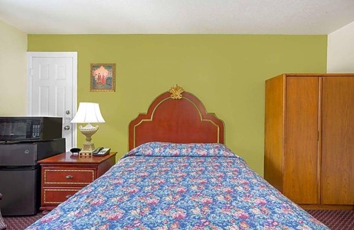 Emporia Hotel | 1-Star Hotel ∙ Knights Inn Emporia