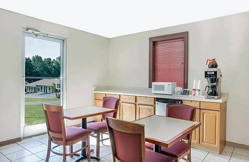 Emporia Hotel | 1-Star Hotel ∙ Knights Inn Emporia