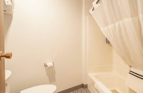 Pinnacles Entrance Badlands Hotel | 11-Hansen Inn & Cabins, Room, Single King, Second Floor, No Smoking, No Pets