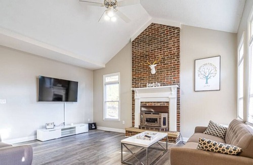 Huntsville House | 11227 Suncrest MTR 21 Days · "Stone Haven" 5 BDRM / Fiber Wifi / Spacious Home