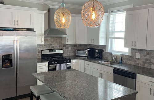 North End House | 12 BR 6 Bath ELEVATOR NEWER Construction in the Heart Of Ocean City, downtown