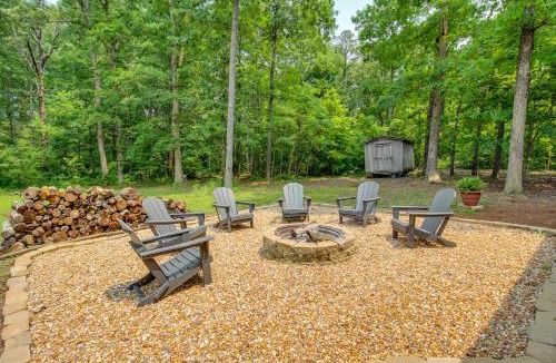 Henagar House | 13 Mi to Guntersville Lake: Henagar Gem w/Hot Tub