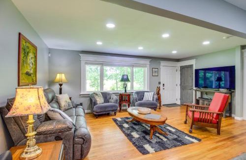 Henagar House | 13 Mi to Guntersville Lake: Henagar Gem w/Hot Tub