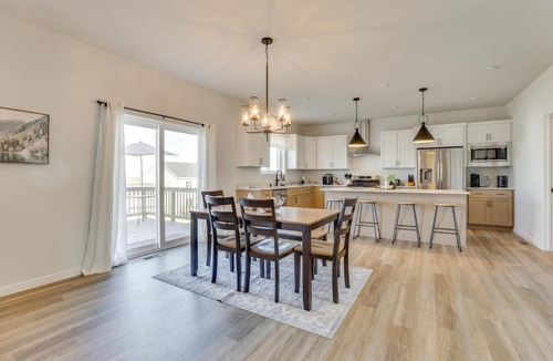 Hanover House | 13 Mi to University of Wisconsin: Suburban Home